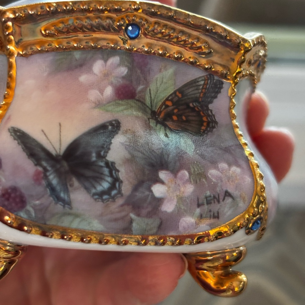 Lena Liu Porcelain Butterfly
working Music Box And Candle Holder - Picture 9 of 9
